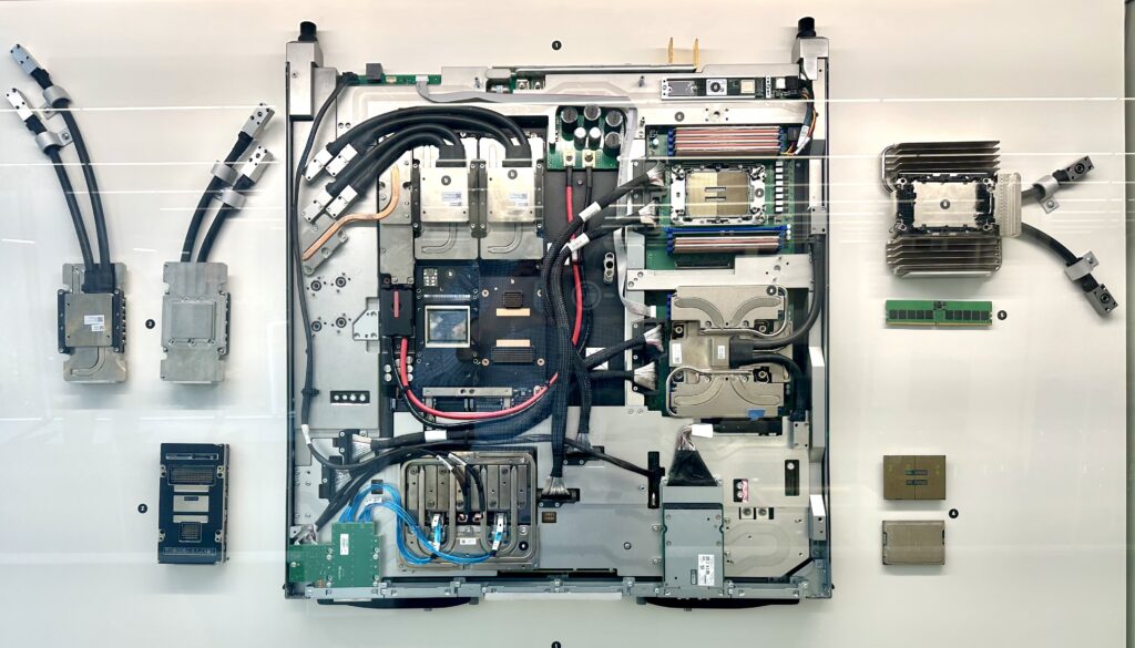 콜드 플레이트와 액체 냉각용 호스가 연결된 전시용 GPU 서버 블레이드.